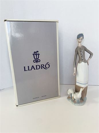 ​​​​​​​Lladro "Girl With Geese" Figurine
