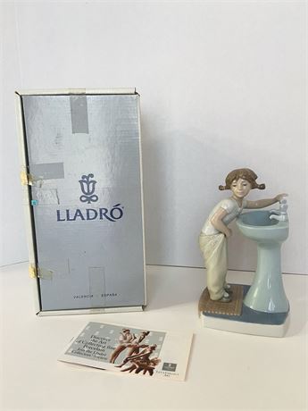 Lladro "Clean Up Time" Figurine